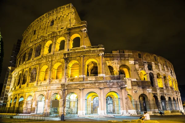 Colisée de nuit à Rome — Photo