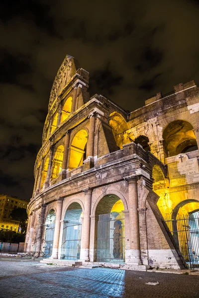 Colisée de nuit à Rome — Photo