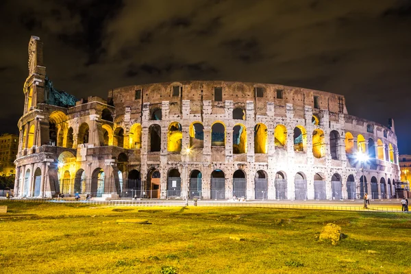 Coliseo nocturno en Roma —  Fotos de Stock