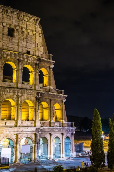 V noci Koloseum v Římě — Stock fotografie