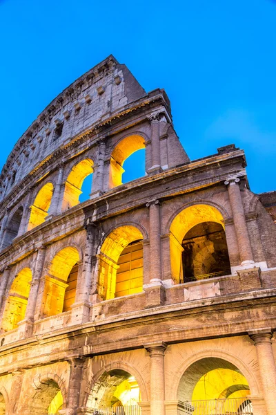 Coliseu noturno em Roma — Fotografia de Stock