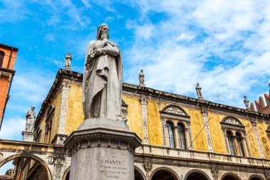 İtalya, Verona 'da Dante Heykeli