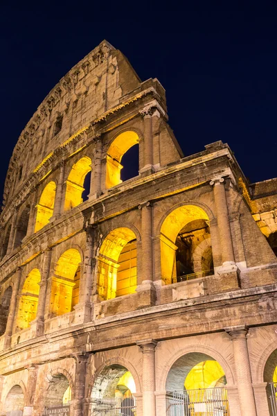 Coliseu noturno em Roma — Fotografia de Stock