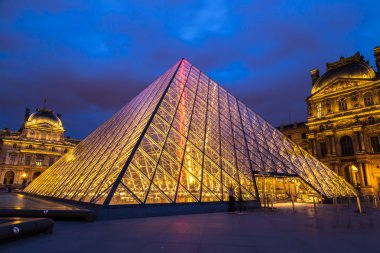 Louvre Paris gece adlı