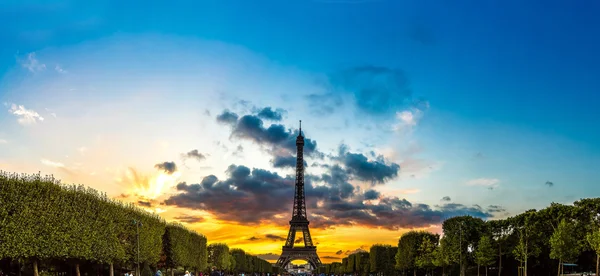 Eiffeltornet vid solnedgången i Paris — Stockfoto