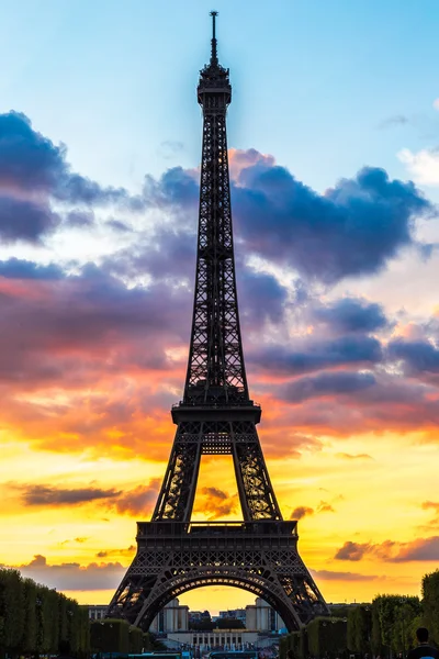 Eiffeltornet vid solnedgången i Paris — Stockfoto