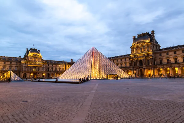 Louvre in Parijs 's nachts — Stockfoto