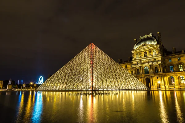 Louvre at night in Paris — Stock Photo, Image