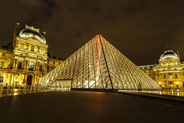 Λούβρο τη νύχτα στο Παρίσι — Φωτογραφία Αρχείου