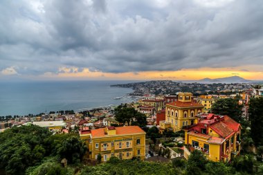 Günbatımı üzerinde Napoli, İtalya