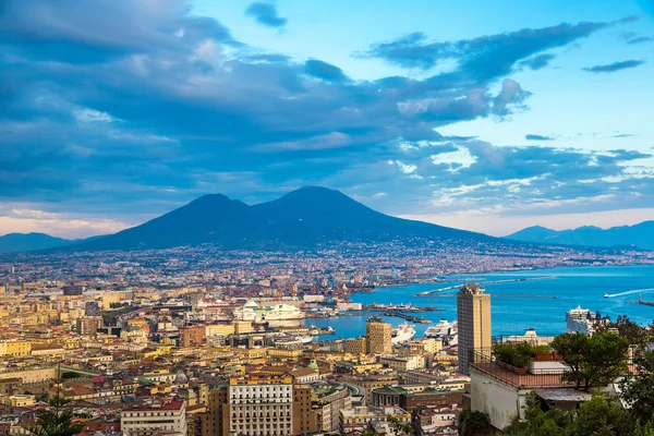 Napoli dan Gunung Vesuvius di Italia — Stok Foto