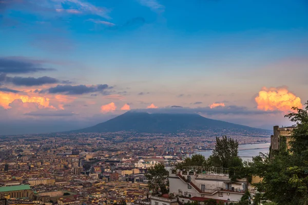 Napoli e il Vesuvio in Italia — Foto Stock