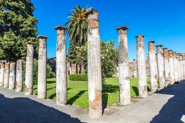 Pompeii by gamle ruiner – stockfoto