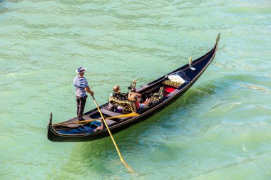 Gondol Venedik Canal Grande üzerinde