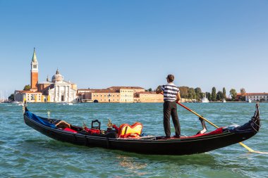 Gondol Venedik Canal Grande üzerinde