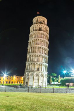 Pisa Kulesi yaslanmış