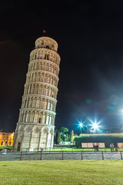 Pisa Kulesi yaslanmış