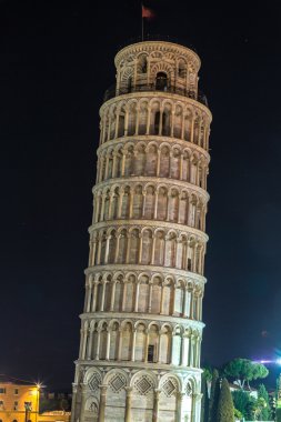 Pisa Kulesi yaslanmış