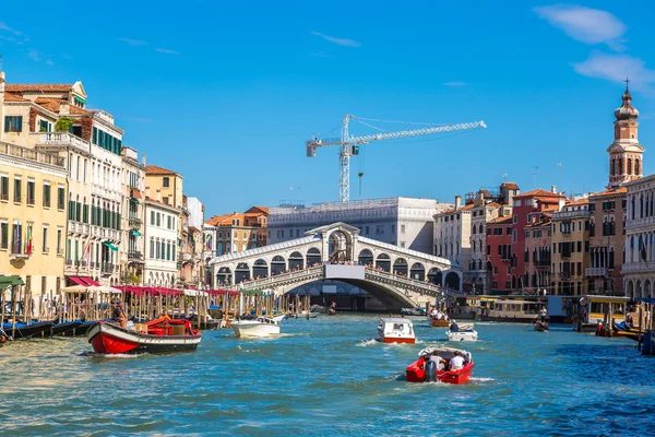 Boote an der rialto-brücke in venedig — Stockfoto