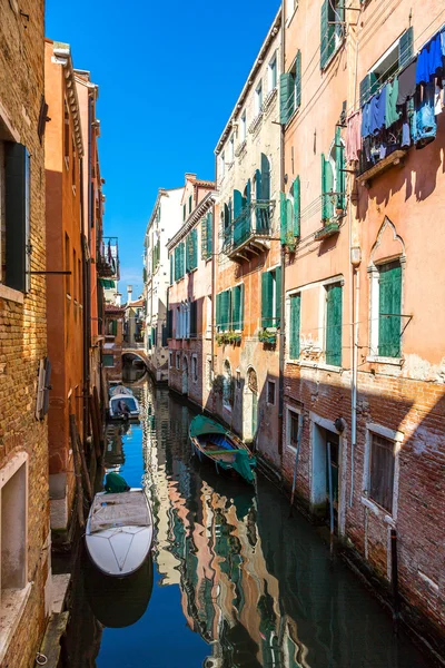 Pequeño canal en Venecia — Foto de Stock