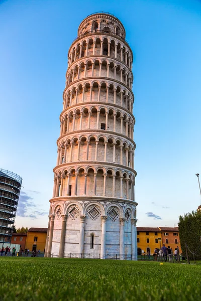 Pisa Kulesi yaslanmış
