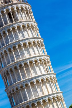 Pisa Kulesi yaslanmış