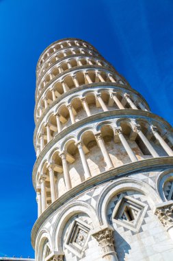 Pisa Kulesi yaslanmış