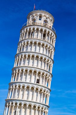 Pisa Kulesi yaslanmış