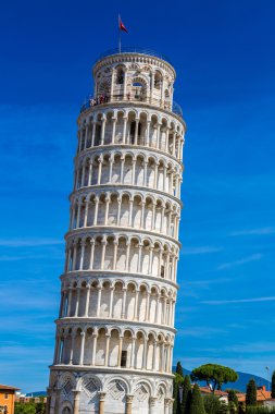 Pisa Kulesi yaslanmış