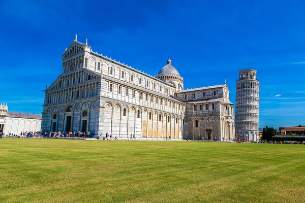 Leaning tower ve Pisa cathedral — Stok fotoğraf