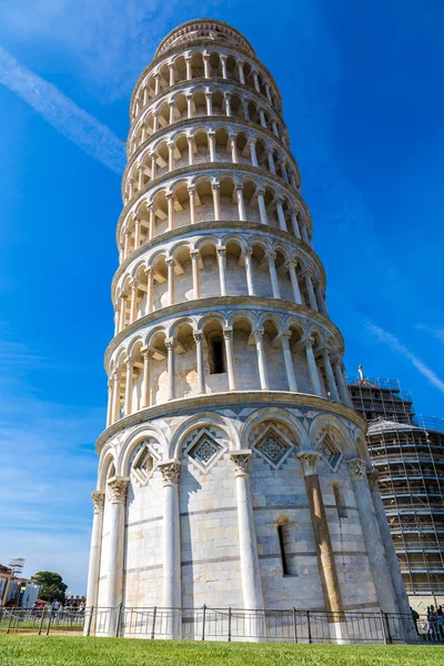 Pisa Kulesi yaslanmış