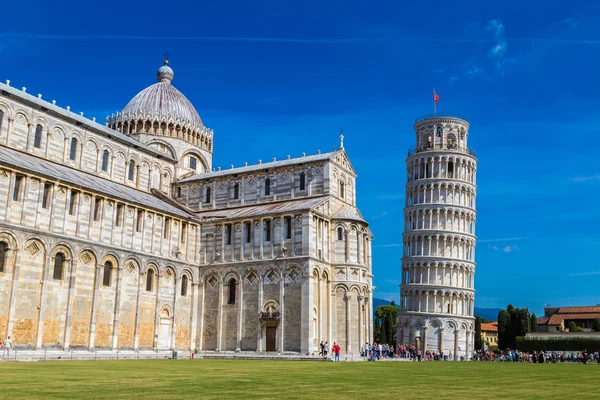 Leaning tower and Pisa cathedral — Stock Photo, Image