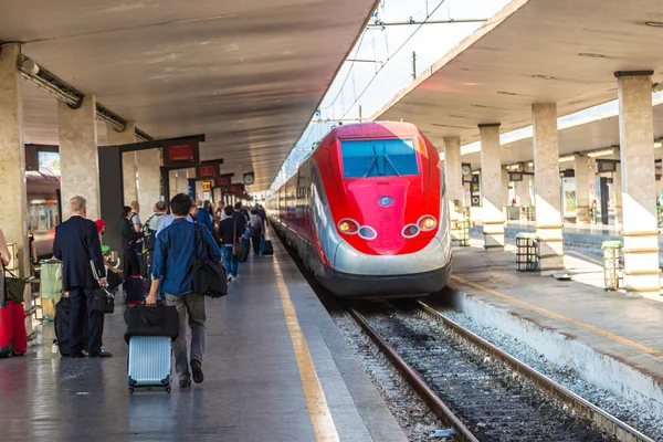 Τρένο στο σιδηροδρομικός σταθμός της Φλωρεντίας — Φωτογραφία Αρχείου