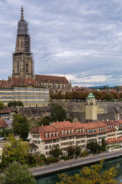 Bern és a Berner Munster-székesegyház — Stock Fotó