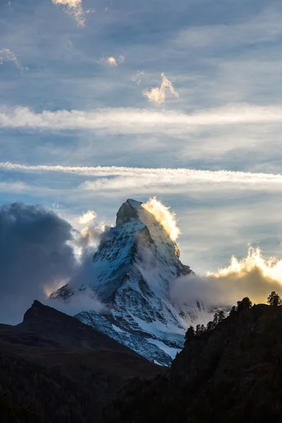 Montanha Matterhorn em alpes suíços — Fotografia de Stock
