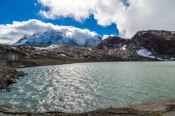 Alpes montanha e lago na Suíça — Fotografia de Stock