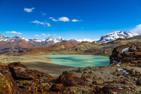 Berg van de Alpen en het meer in Zwitserland — Stockfoto