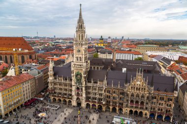 Marienplatz belediye binası üzerinde havadan görünümü