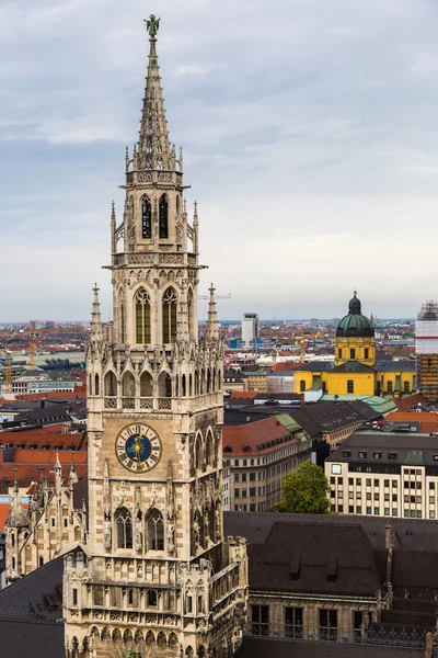 Marienplatz belediye binası üzerinde havadan görünümü — Stok fotoğraf