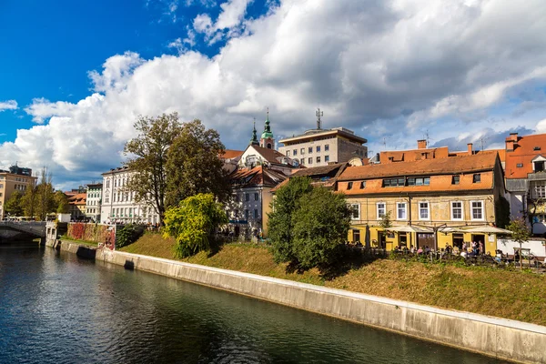 Terraplén del río Liubliana, Eslovenia — Foto de Stock