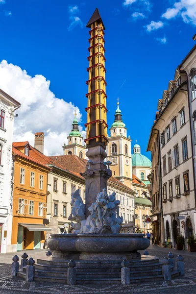 Fontein en St. Nicholas kathedraal in Ljubljana — Stockfoto
