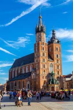 Krakow ana Meydanı'nda turistler