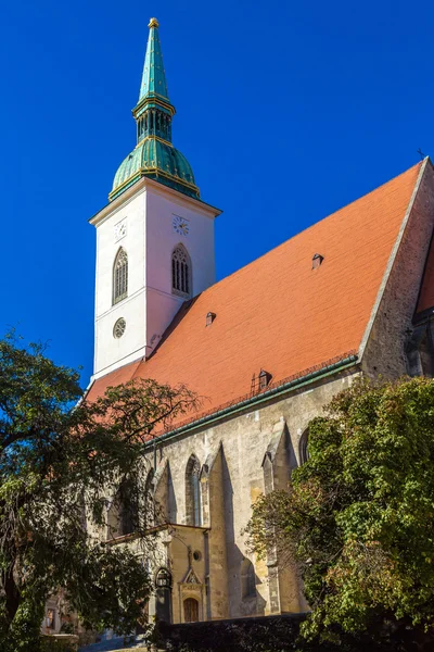 Собор Святого Мартіна в Братиславі. — стокове фото