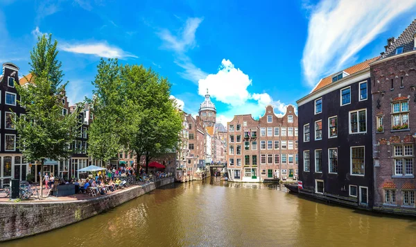 Канал и церковь Святого Николая в Амстердаме — стоковое фото