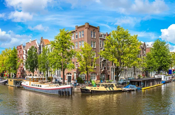 Kanalen och byggnader i Amsterdam — Stockfoto