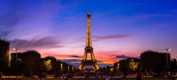 Wieża Eiffla o zachodzie słońca w Paryżu — Zdjęcie stockowe