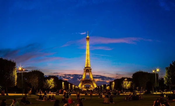 Eiffeltornet vid solnedgången i Paris — Stockfoto