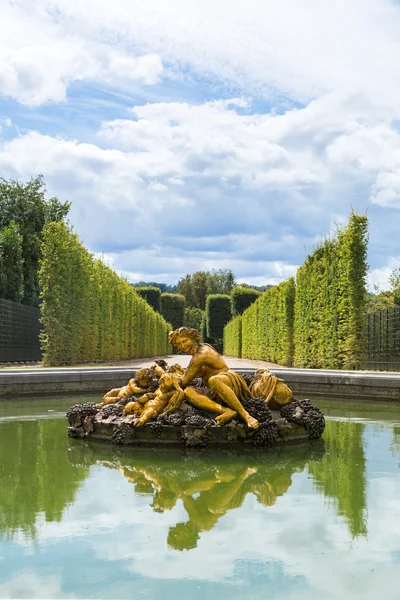Fuente en los jardines del Palacio de Versalles —  Fotos de Stock