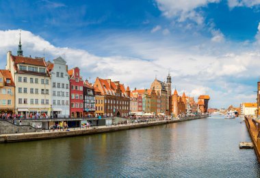 Polonya 'nın Gdansk kentindeki Vistula Nehri üzerindeki şehir manzarası.