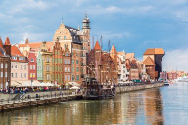 Polonya 'nın Gdansk kentindeki Vistula Nehri üzerindeki şehir manzarası.